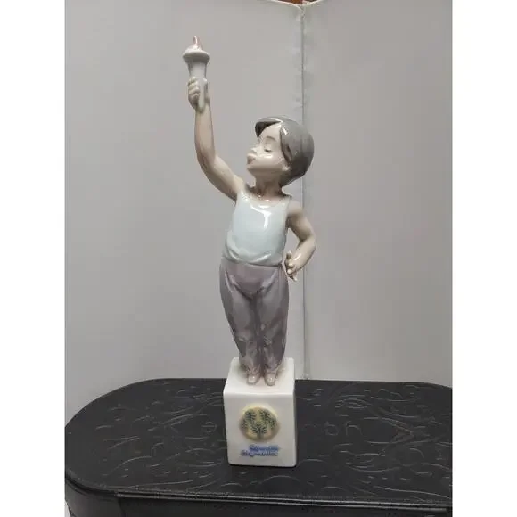 Lladro Figurine Olympic Torch number 7513 Mint in box Retail issue price $165.00